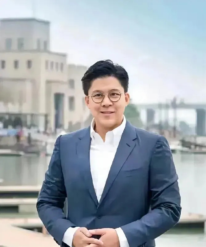霍启刚面相好心更佳











霍启刚的长相在霍家三兄弟里并不突出，但