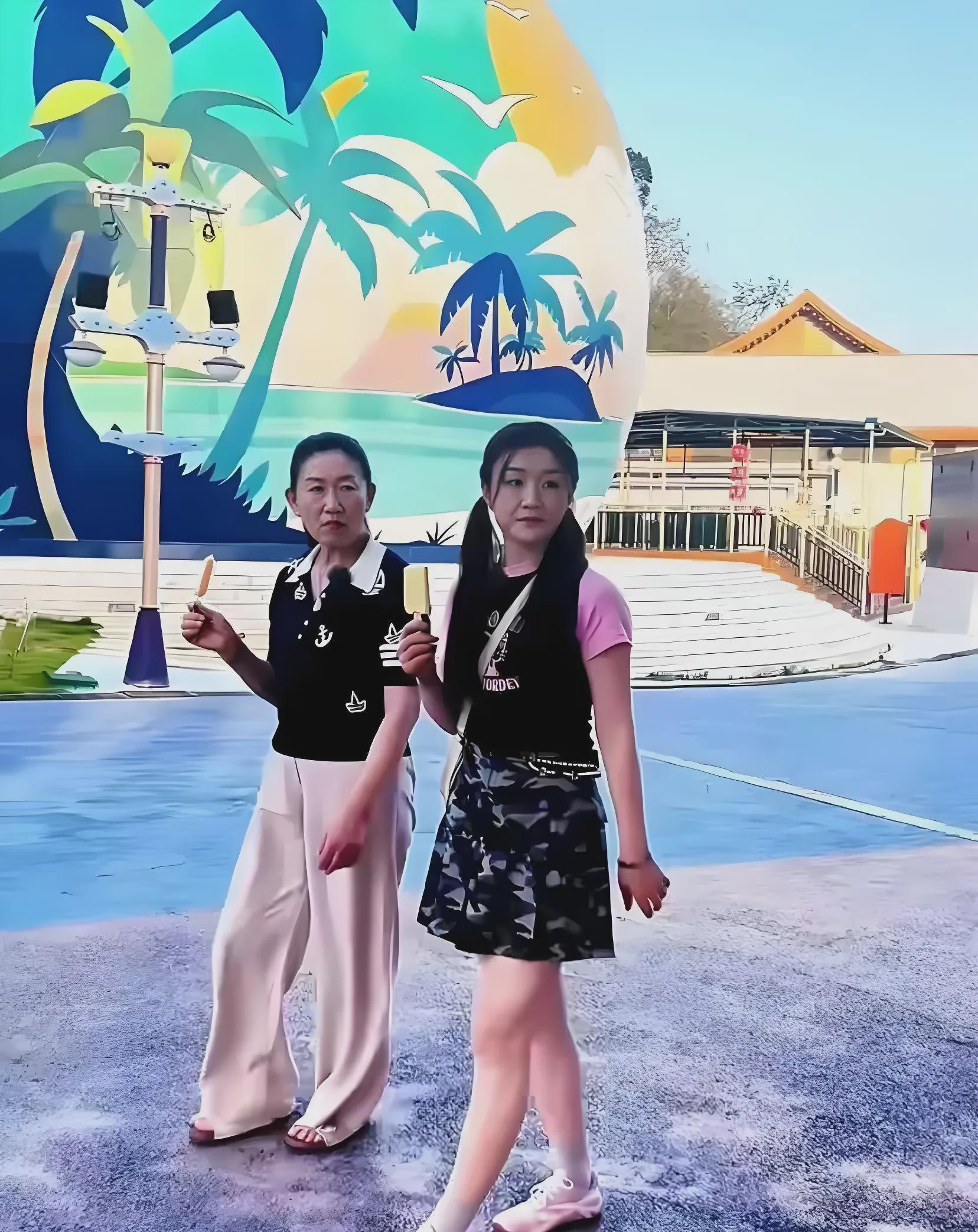 海南街头，陈梦和妈妈同行，陈梦扎着俏皮的双马尾，穿着迷你裙，显得格外活泼。

赛