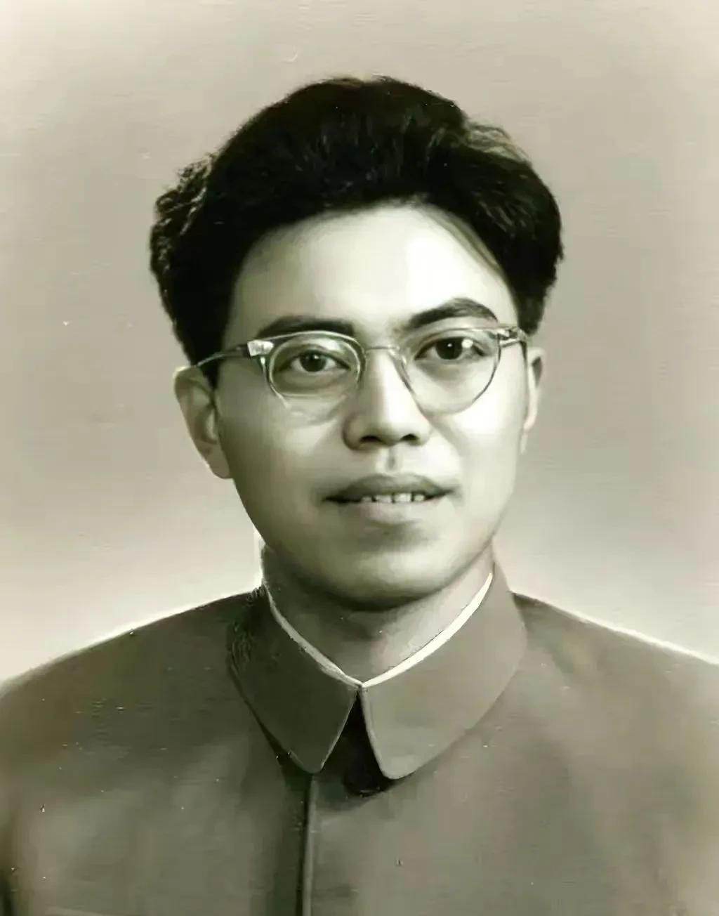 《苦菜花》三部曲的
作者冯德英，35年生于山东牟平县，49年参军，入党。58年出