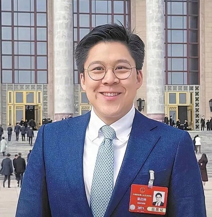 发现了没有，
两会最戳心的提议不是关于教育问题，
不是关于就业问题，
而是霍启刚