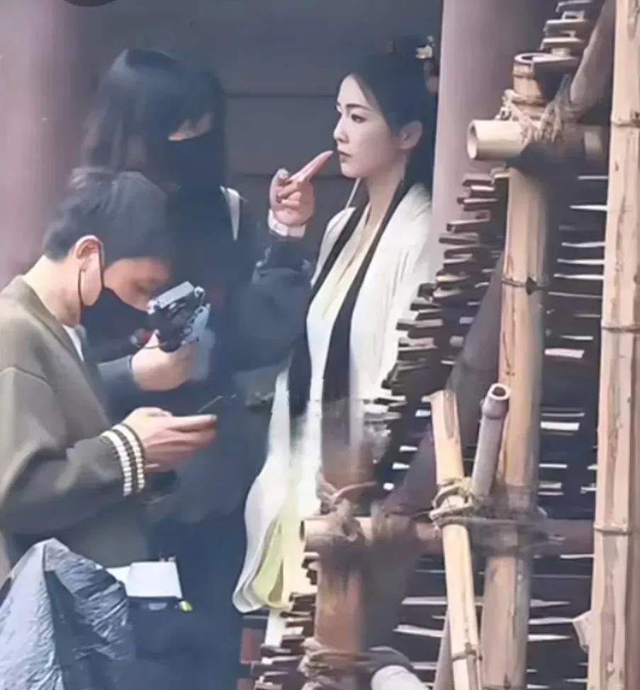 白鹿为了吃宁愿被闺蜜助理指着嘴巴吵，潘玮柏发文求助面友不要把自己偷吃的事告诉公司
