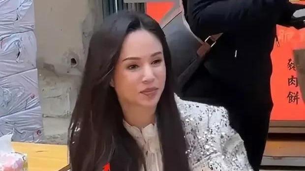 58岁李若彤杭州独自一人逛街，瘦到皮包骨，未婚未育日子照样惬意