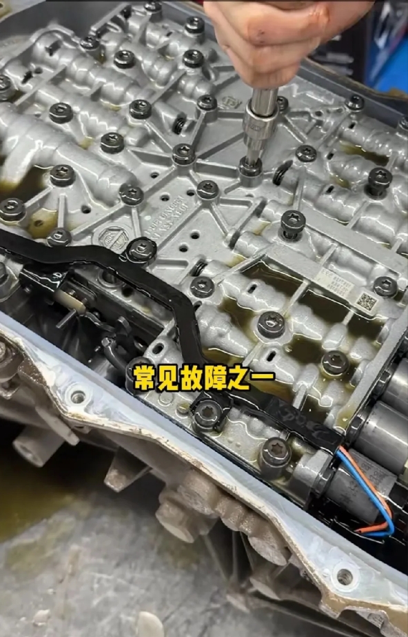 上个月帮朋友修宝马X5的8AT变速箱，拆开油底壳直接看懵了——光固定阀体的螺丝就