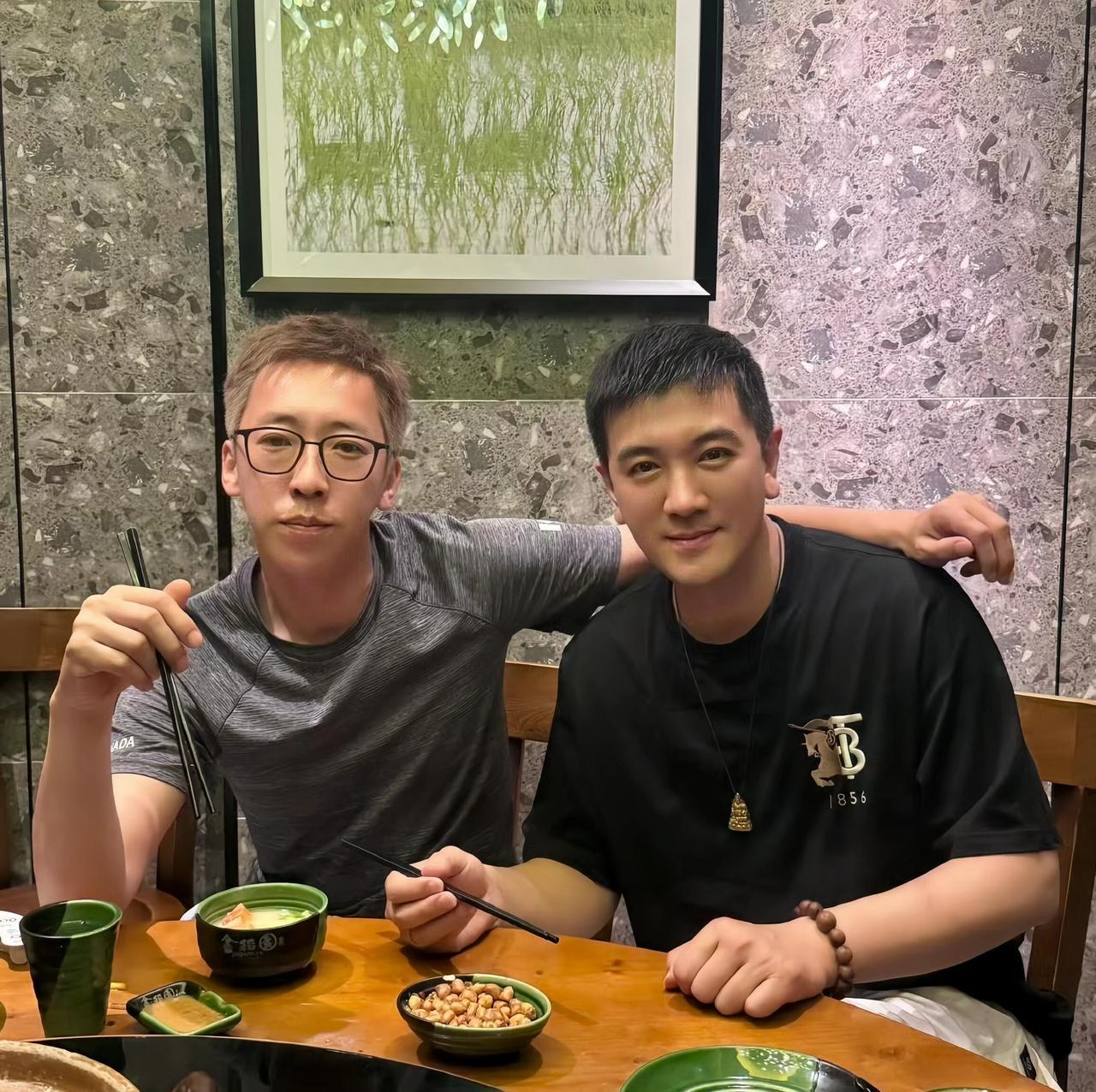 杨子可算是想明白了！
离开了黄圣依的他，啥也不是。
人家黄圣依带着老妈，随便拍个