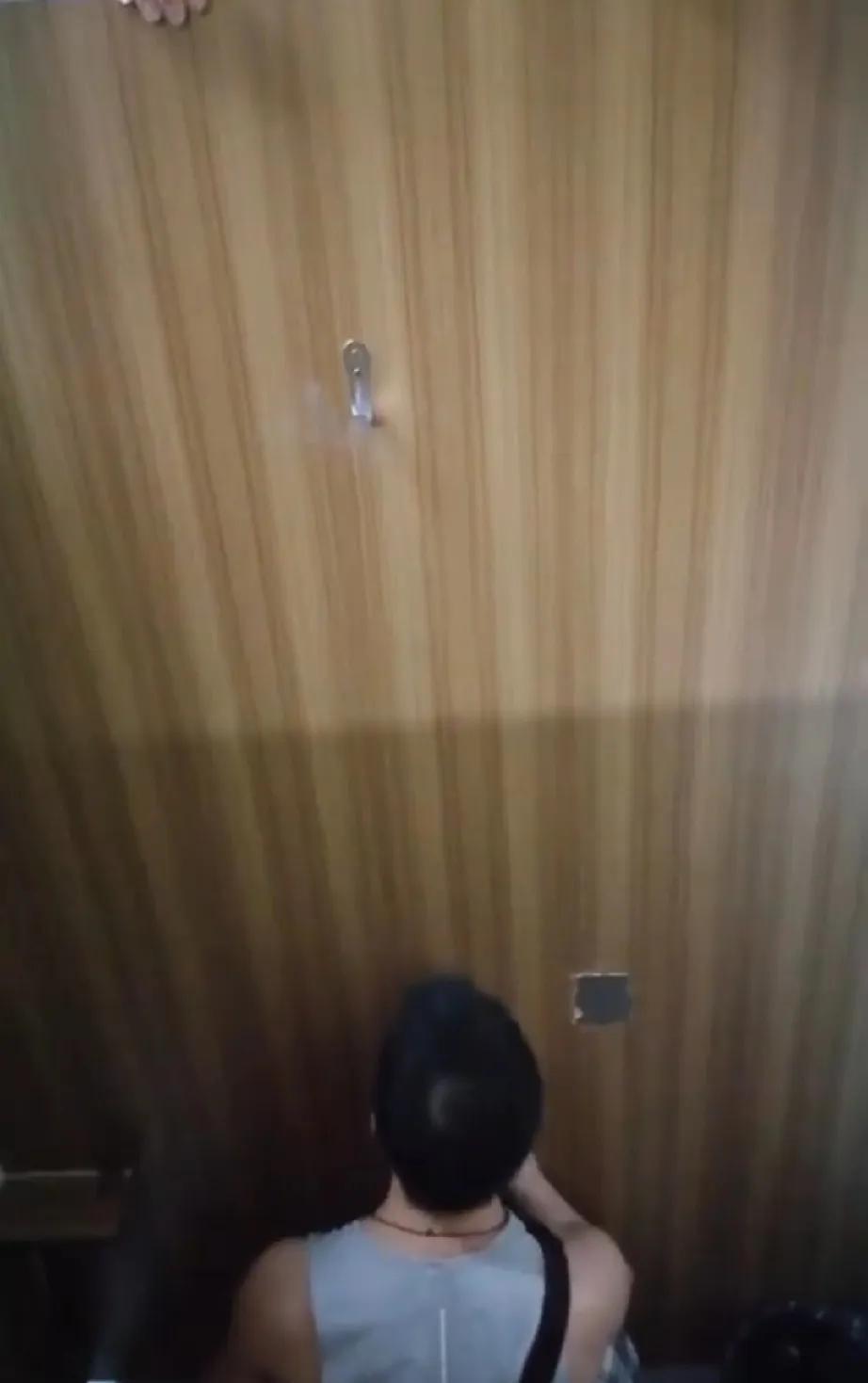 洞中乐
秘境人来鬼影凑，不见青筋真面目。
轻叩隔扉问菊暖，但闻洞侧鸟语怒。