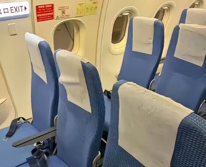 建议车企别再用“航空座椅”做宣传话术了，你看看现在的航空座椅都薄成啥样了！【来自