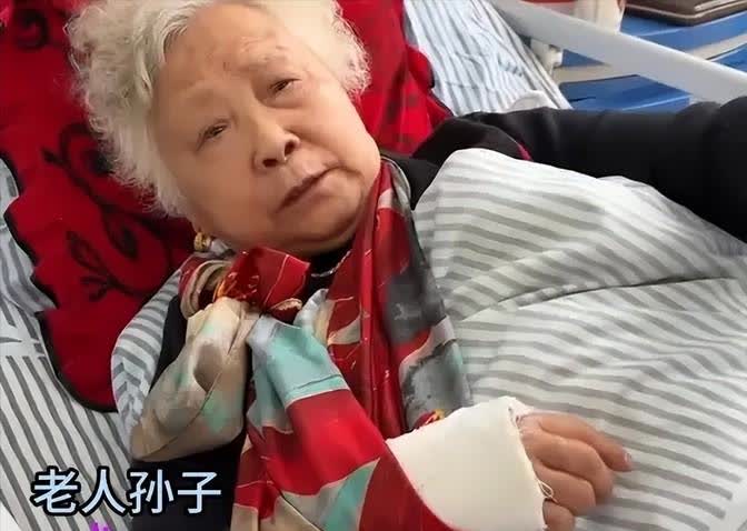 在合肥，一位82岁的老太太被车撞了，司机说送她去医院，结果半路把她扔在了高架桥下