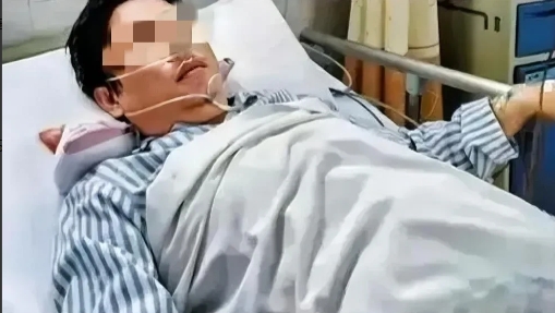 北京，一七旬大爷夜间休息时，旁边住户播放音乐唱歌扰民，大爷上前阻止，可对方不仅出