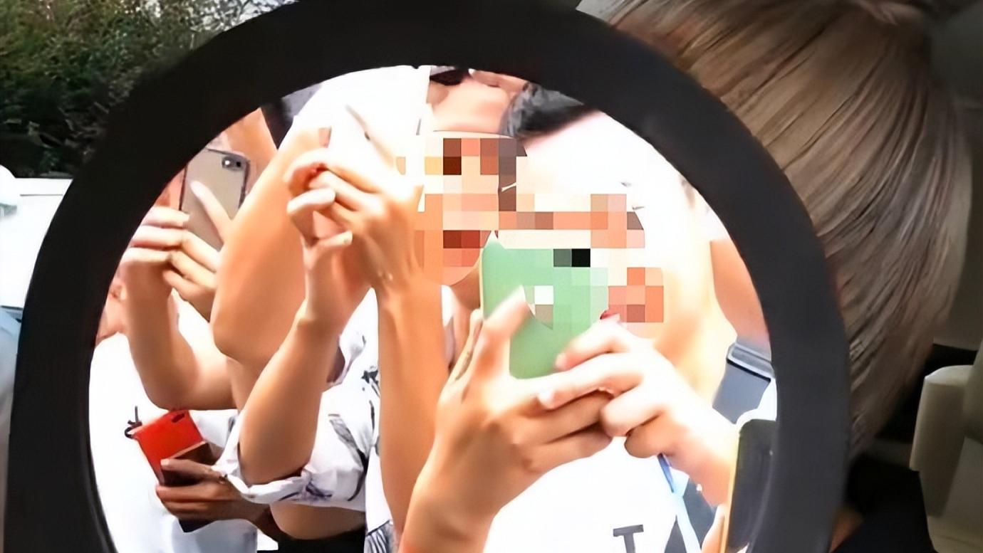 何晟铭这招 “反杀” 太狠了：凭 “白月光” 梗破圈的 50 岁顶流哲学