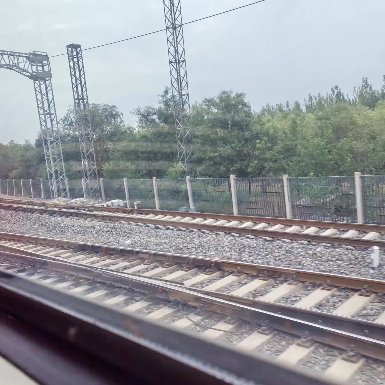 通往县城的绿皮小火车，缓慢地行走着，发出哐当哐当的响声。好开心呀，又到了周五，回