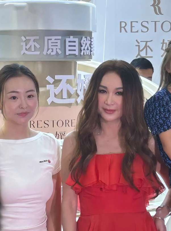 看了温碧霞这组照片
我默默做了个决定
第一件要做的事，就是回家把清汤挂面的头发扎