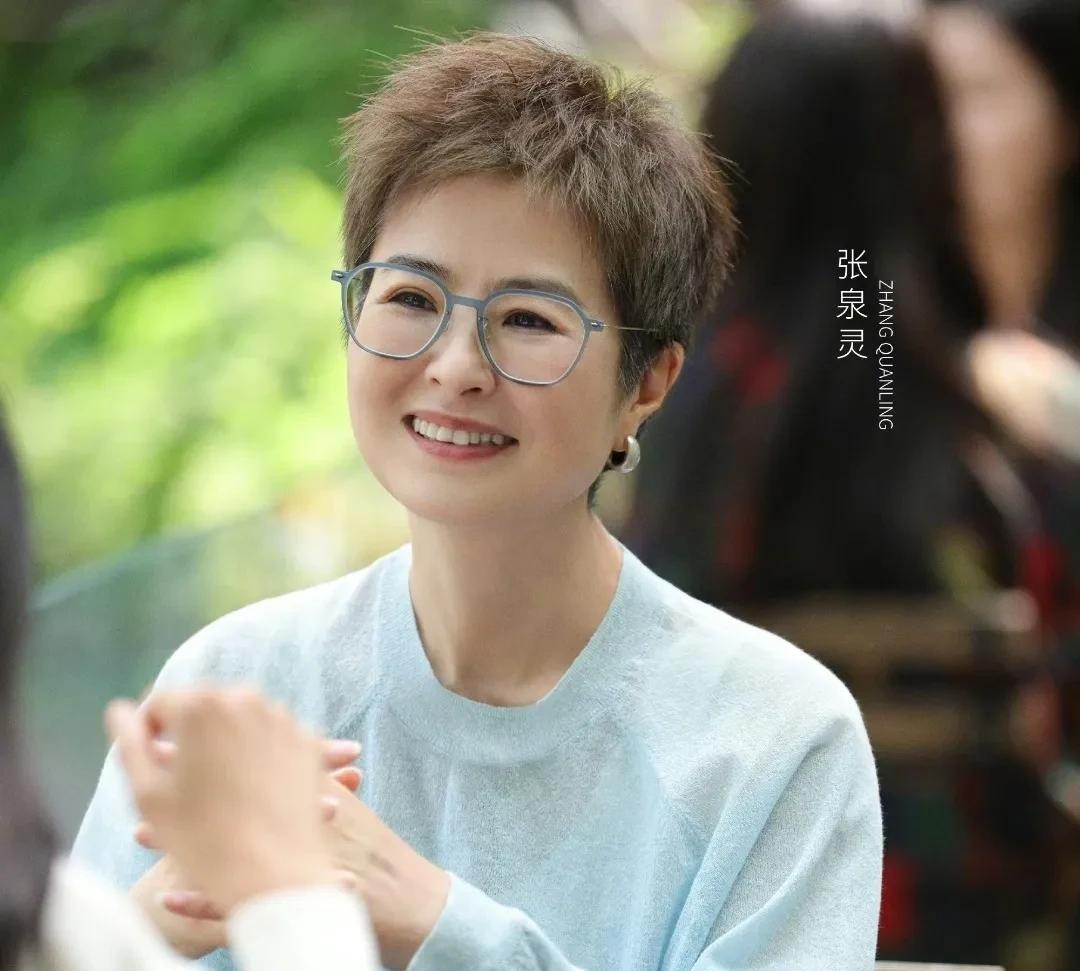 张泉灵说：“李晟是她家里最不卷的一个人。”
谈起李晟的家庭，张泉灵是竖起大拇指。