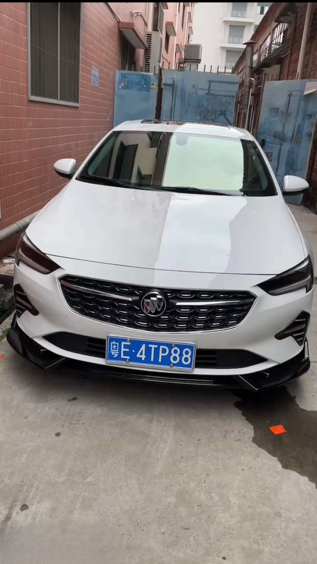 车是自己喜欢的牌是自己选的
后期1 加装了电动电折耳  2 轮毂烤漆拉丝+卡钳改