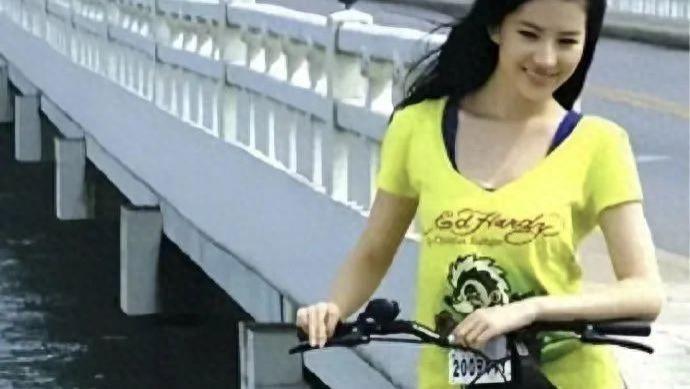 17岁刘亦菲03年桥边骑单车的古董照片，“灵动不谙世事”