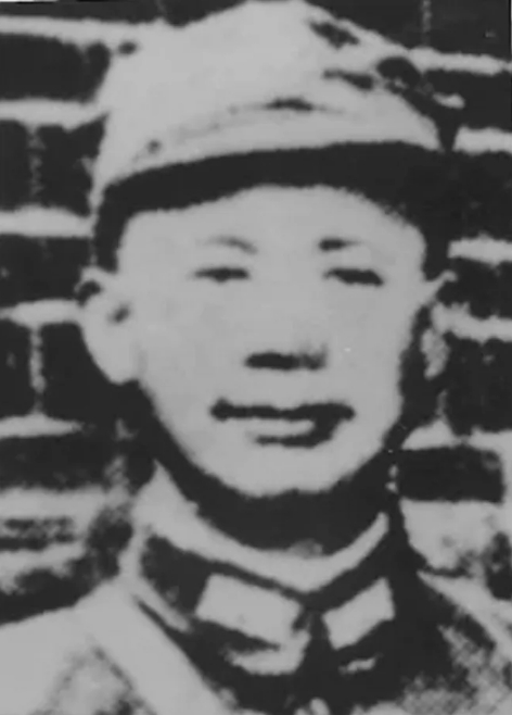 1938年，台儿庄战役中，随军记者拍下了一位将军的遗容！照片中，已经牺牲的将军满