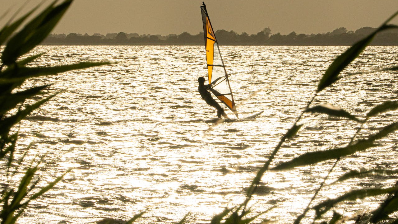 三百年国运急转弯，明清为何亲手埋葬华夏生机？