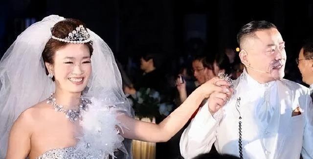 1990年，周立波与张洁相恋了，张洁父亲强烈反对，周立波一气之下打伤他一只眼，被