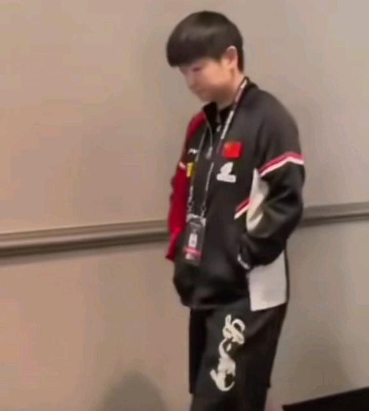 莎莎的裤子看上去好大呀！是不是不小心穿错了？莎莎穿着队服外套和运动鞋，双手插兜从