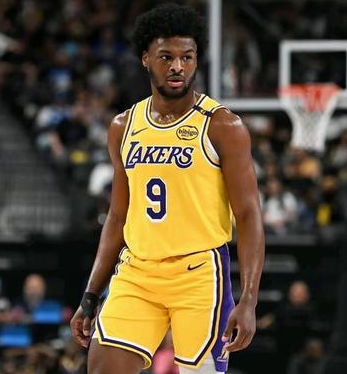 布朗尼生涯新高17分，湖人惨败雄鹿，NBA常规赛，湖人主场迎战雄鹿，这场比赛湖人