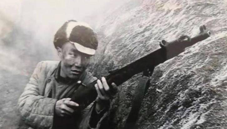 1953年，美国顶级狙击手艾克上校在一次射击中打中了一名志愿军战士，让其掉进了壕