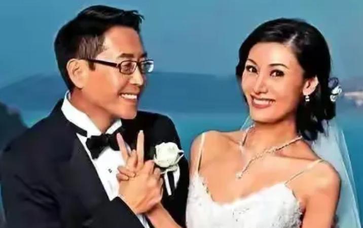 2008年，38岁港姐冠军李嘉欣嫁给了许晋亨，为了保持身材，她不想生孩子，婆婆便