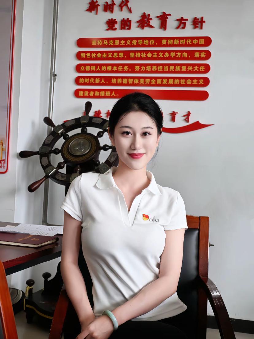 这位是谁啊？也有徽章。
