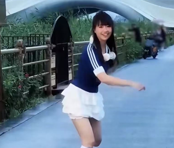 天哪!麦琳真的脱胎换骨了!


原来的麦琳有123斤，后来她消失了一段时间，等她