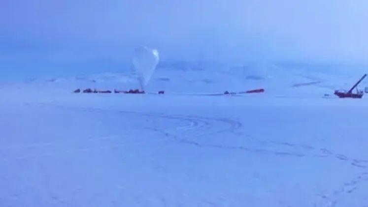 南极冰盖下惊现神秘脉冲！人类真没读懂宇宙规则？科学家连夜改论文