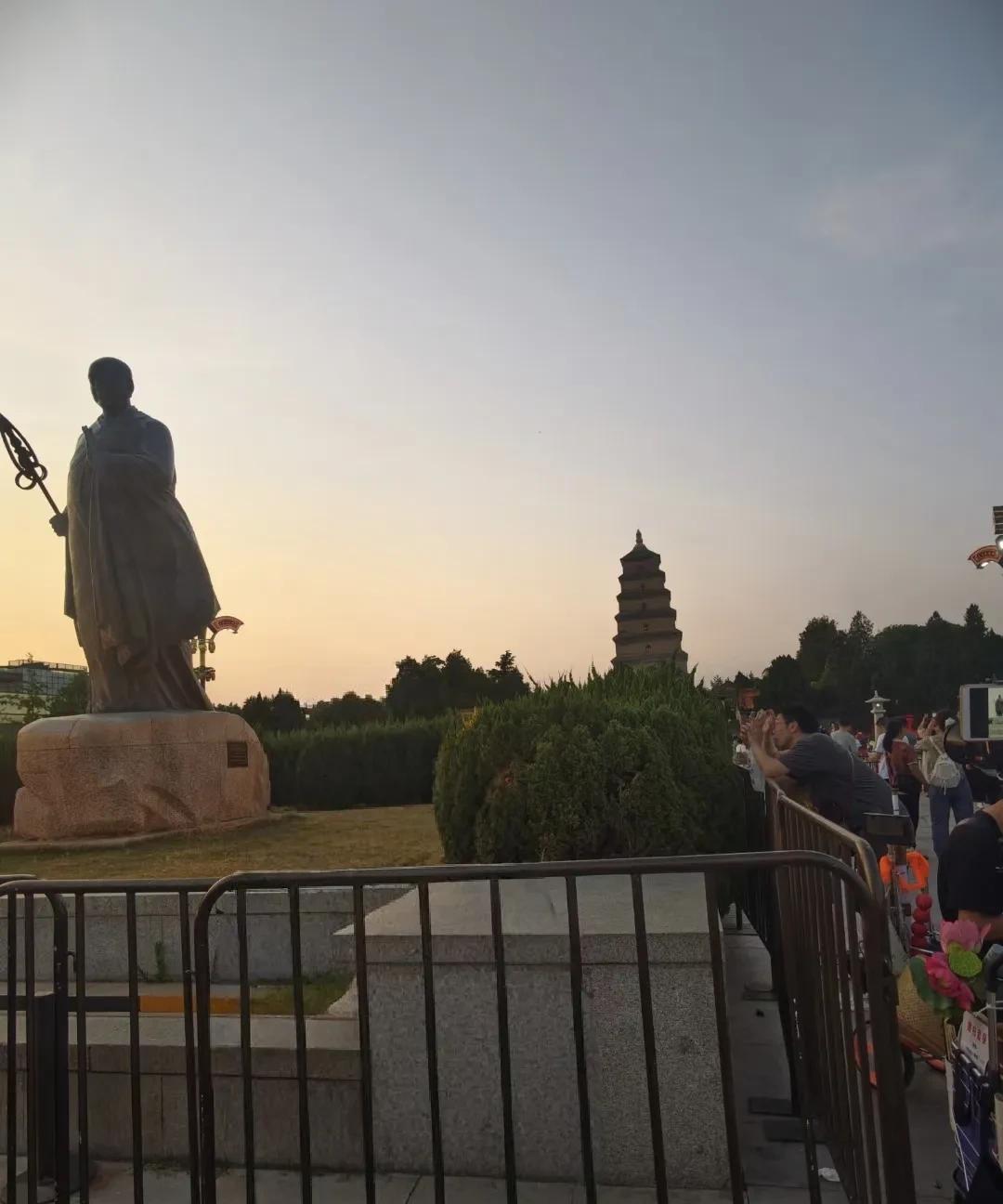 西安大雁塔，那可是个宝藏古迹。它始建于唐永徽三年，最初是五层，武则天时期改成了七