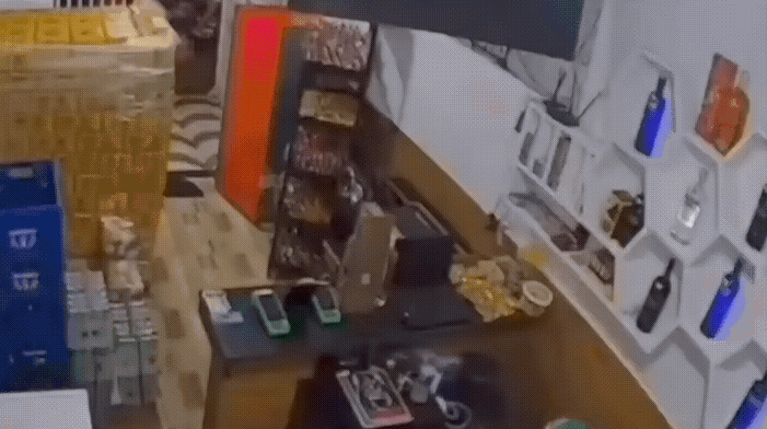 店铺枪战，老板硬刚劫匪











谁能想到，平时卖东西的街角小店，眨