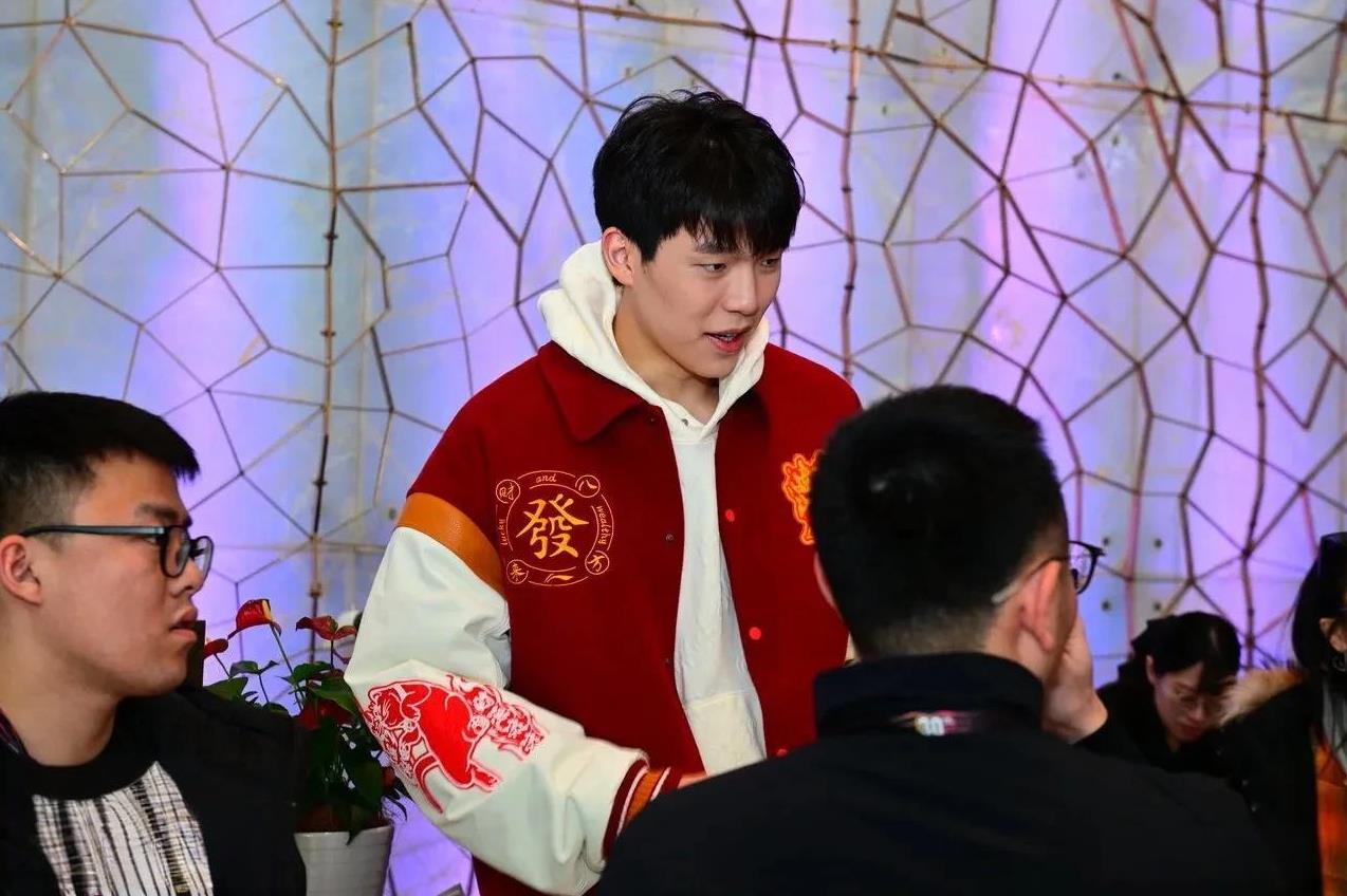 青岛男篮这赛季的表现很是跌宕起伏。就像之前客战福建，本想赢下重回季后赛区，却背上