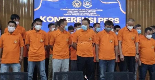印尼宣布驱逐20名中国公民，立即执行。

印尼14日宣布驱逐了20名中国公民，这