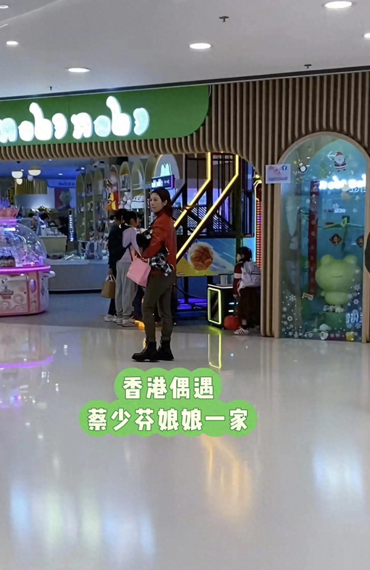蔡少芬一家香港商场日常：褪去星光，尽显平凡幸福
在演艺事业之外，蔡少芬和张晋把大