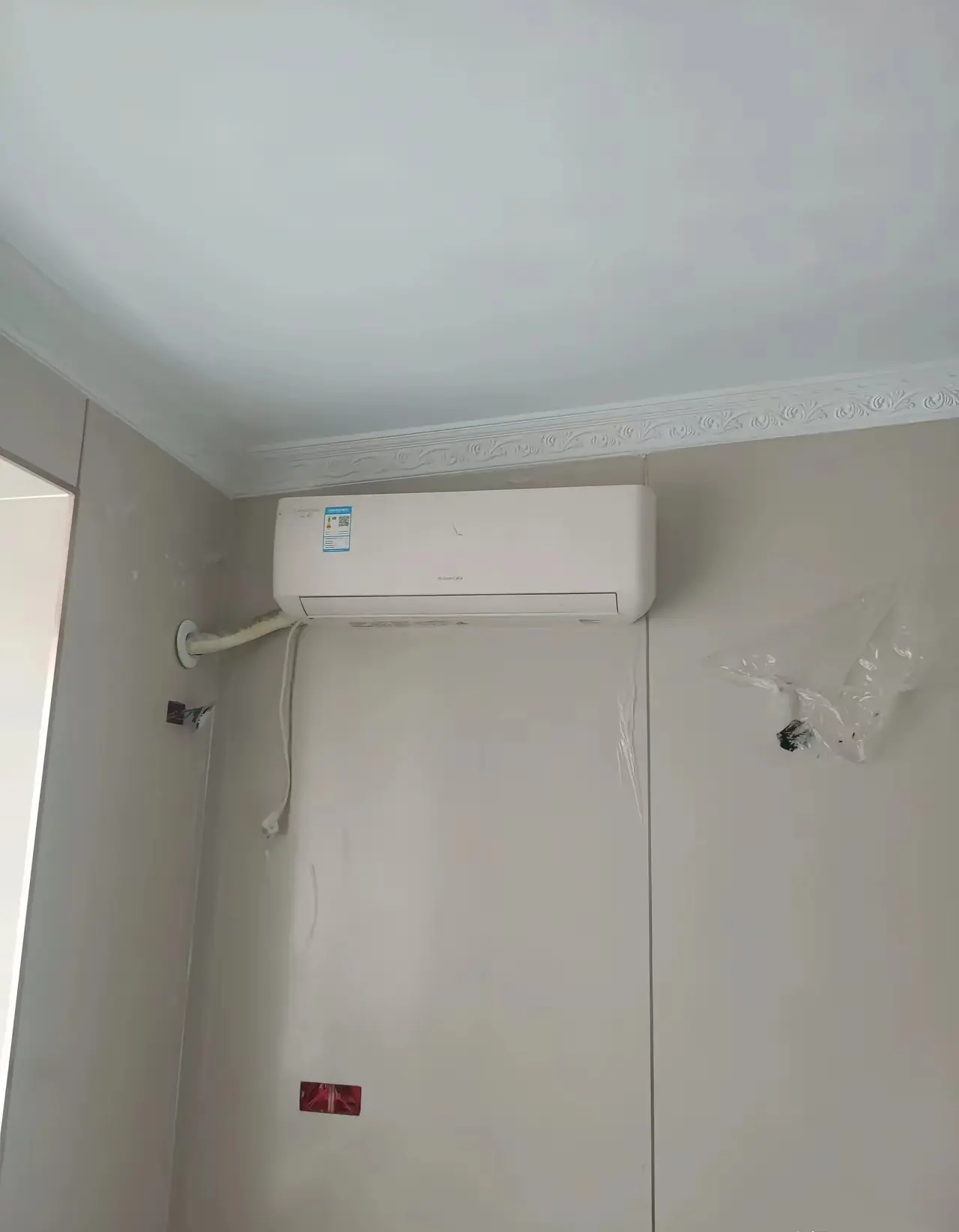 这空调是不是装歪了，师傅说没歪，是我的眼睛有问题吗

