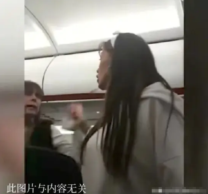太缺德了！
一中年大叔在飞机上因为放行李，被另一个女子谩骂，还往脸上吐了口水，大