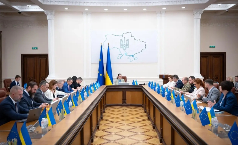 乌克兰内阁开会，桌上摆满欧盟旗。乌克兰新总理尤利娅召开内阁会议，讨论施政方针和内