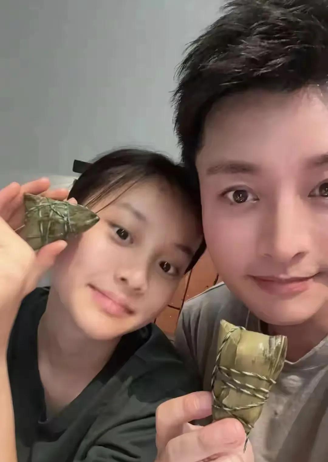 贾乃亮真的很幸运，得不到女儿的抚养权，但是端午节还是可以跟女儿一起度过。很多夫妻