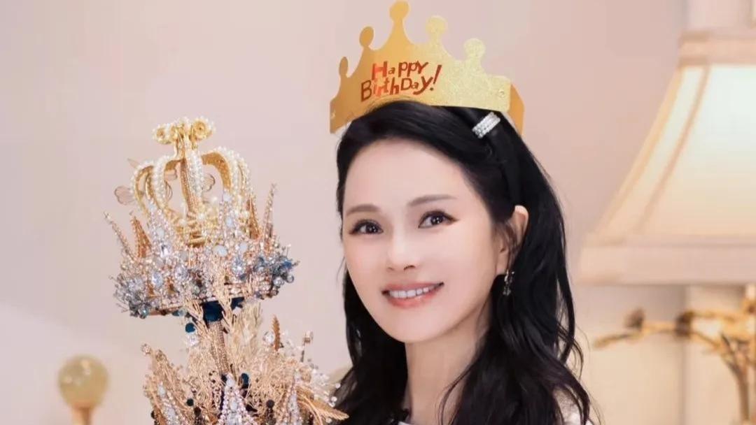 伊能静57岁生日，分享人生感悟，一家三口庆生照曝光，小米粒变化大