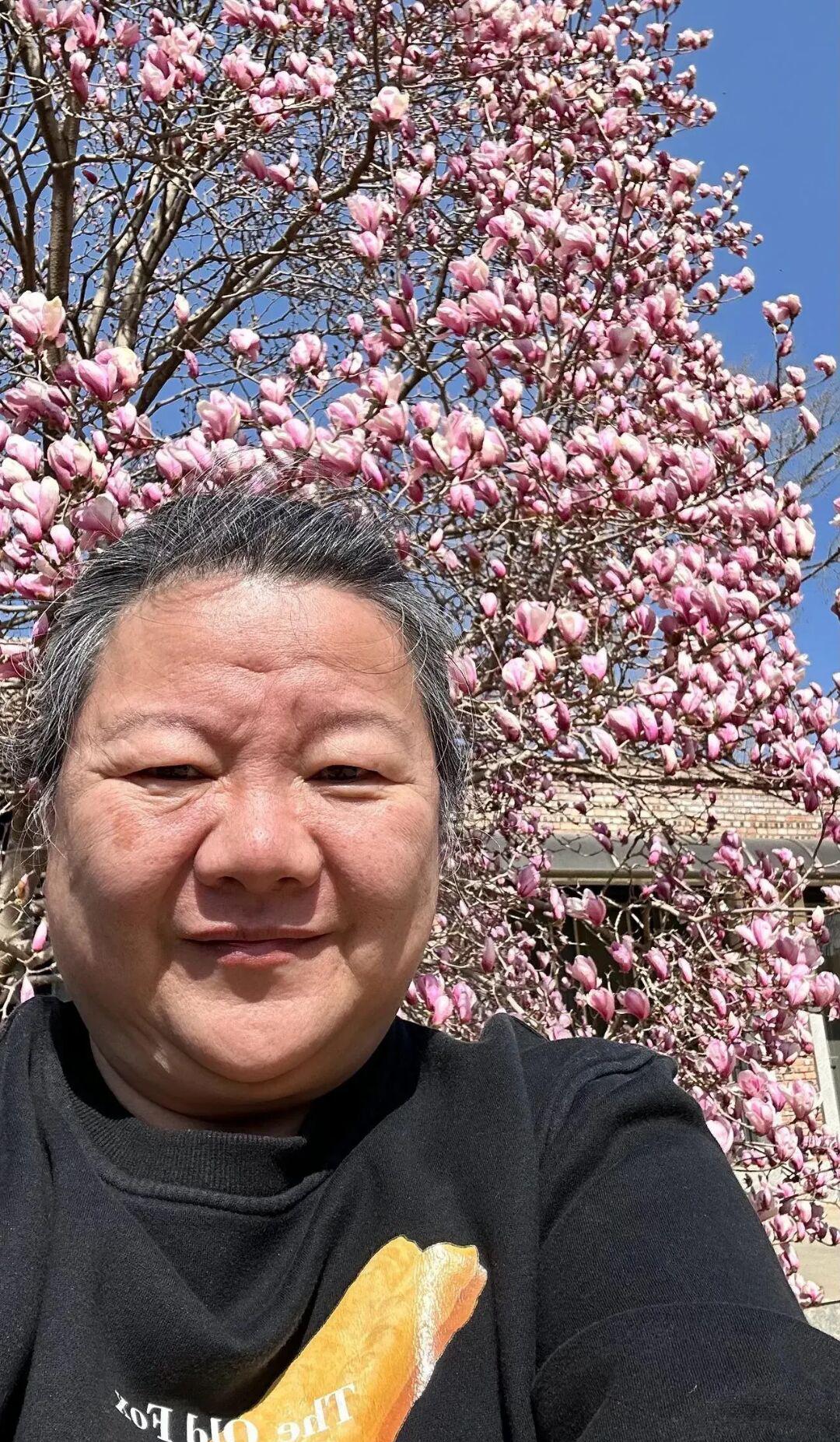 导演陈凯歌的前妻，洪晃！ 她很富裕，却打扮得很普通！ 
如果你遇到她，你会想到她