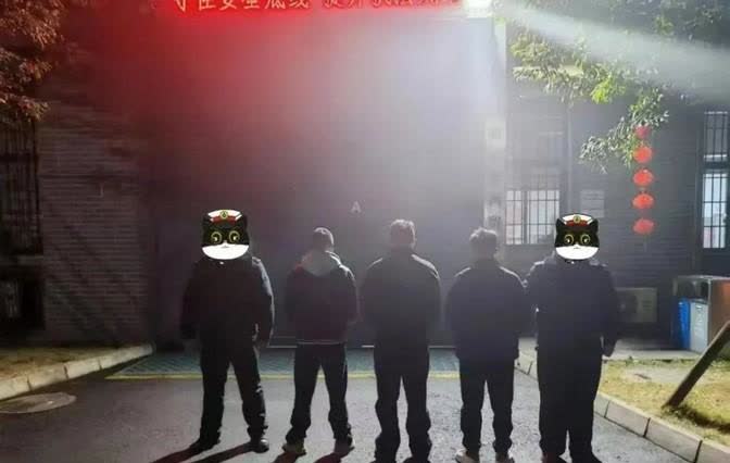 惊掉下巴！

婚礼上出现的奇葩“红包”：最近，四川雅安荥经县的一次婚礼现场变