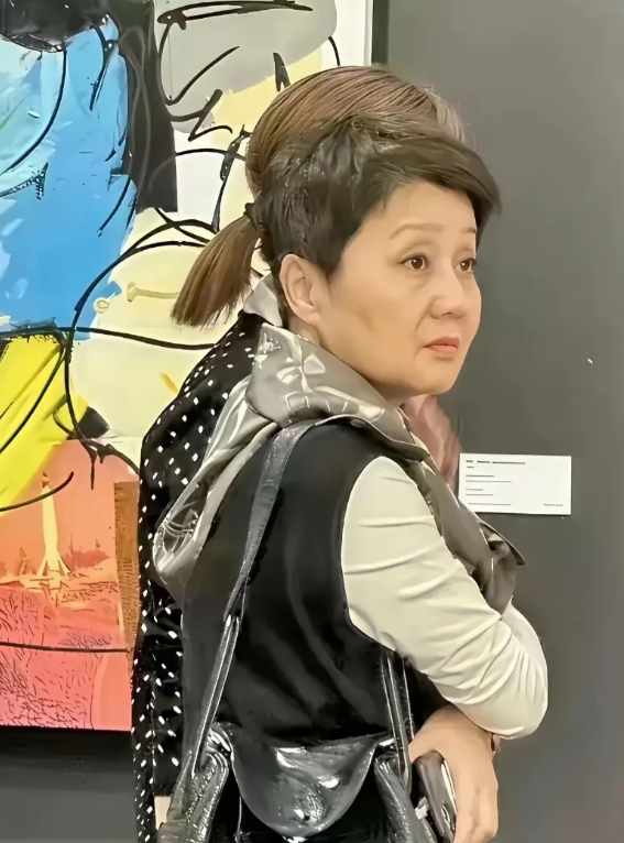 赌王四太，曾经雷厉风行的女人，
如今，怎么成这样了呢？

没分家产的时候，打扮的