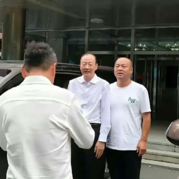 死活叫不出名字。但是特别特别眼熟。叫啥来着。
