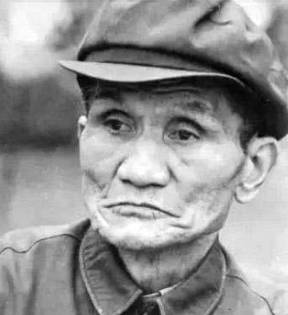 1947 年，特务头子沈醉至渣滓洞视察，与一疯子擦肩而过时，敏锐觉出异样，随即朝