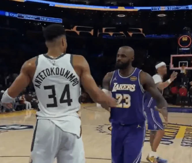 NBA常规赛湖人主场对阵雄鹿的比赛已经结束。
赛后，詹姆斯接受了记者采访，谈到对