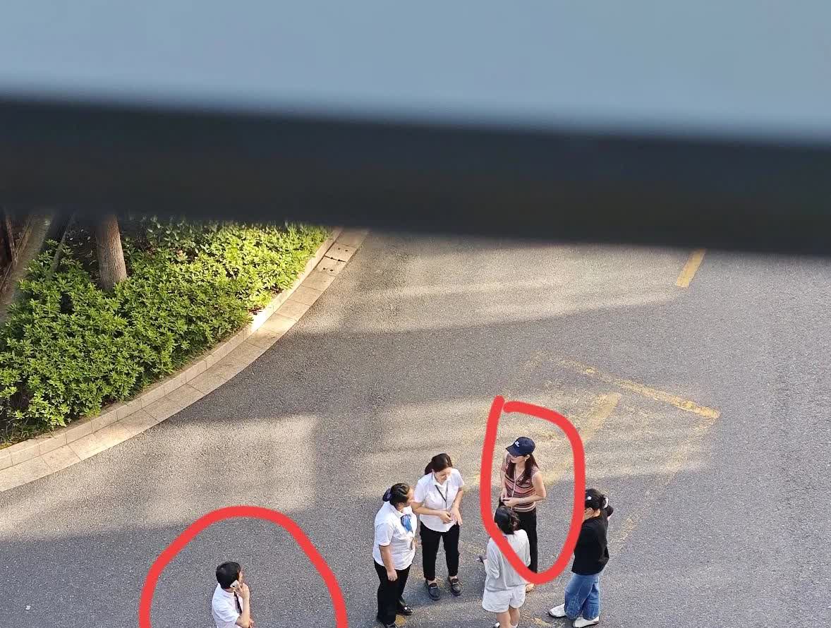 占用公共资源，辱骂他人还有理了？
近日在杭州一办公楼下一女子跟物业人员起争执，