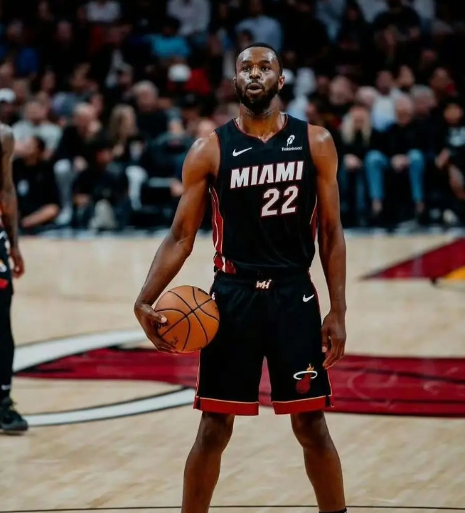 等交易过来维金斯，卡斯尔真有可能下替补！
卡斯尔没投篮，之前未被针对时，还可以扬