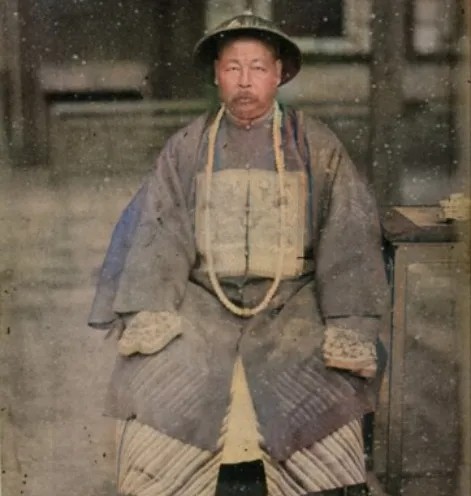 1881年，70岁的左宗棠收复新疆有功，不但加官进爵，慈禧还将17岁的小宫女赐给