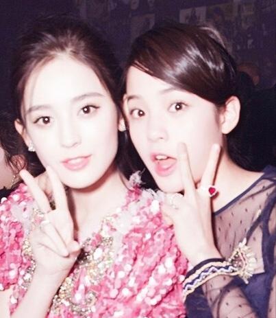 娜扎和欧阳娜娜10年前后的合影