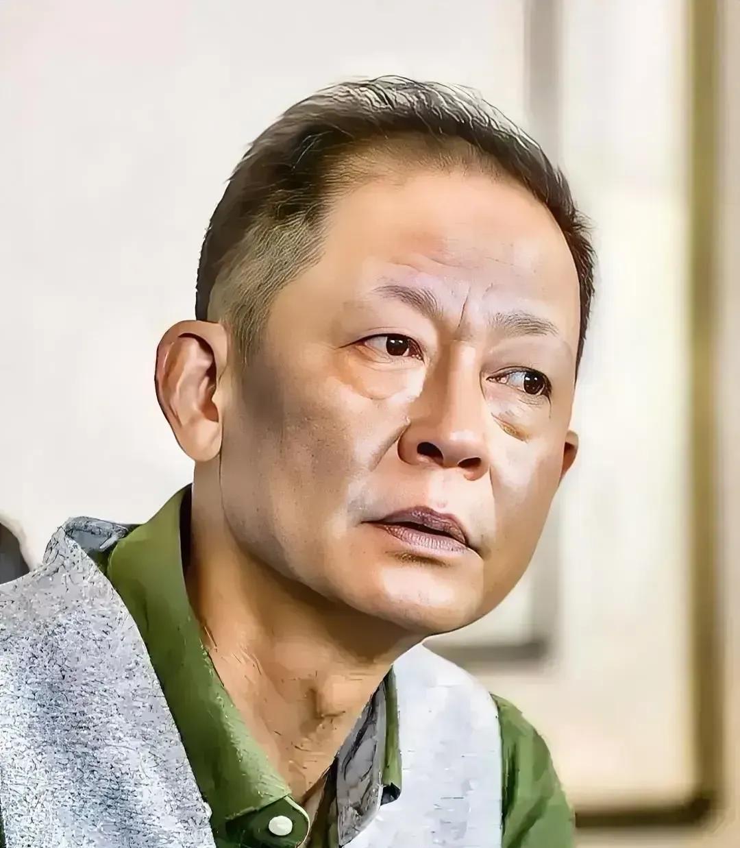 有一种观点:  会送礼、会求人的人，改变命运都非常简单，什么都靠自己，不会跟别人