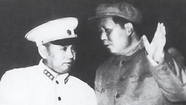1973年，毛主席和许世友下棋，主席上来先走老将，许世友懵了，问道：您是不是走错